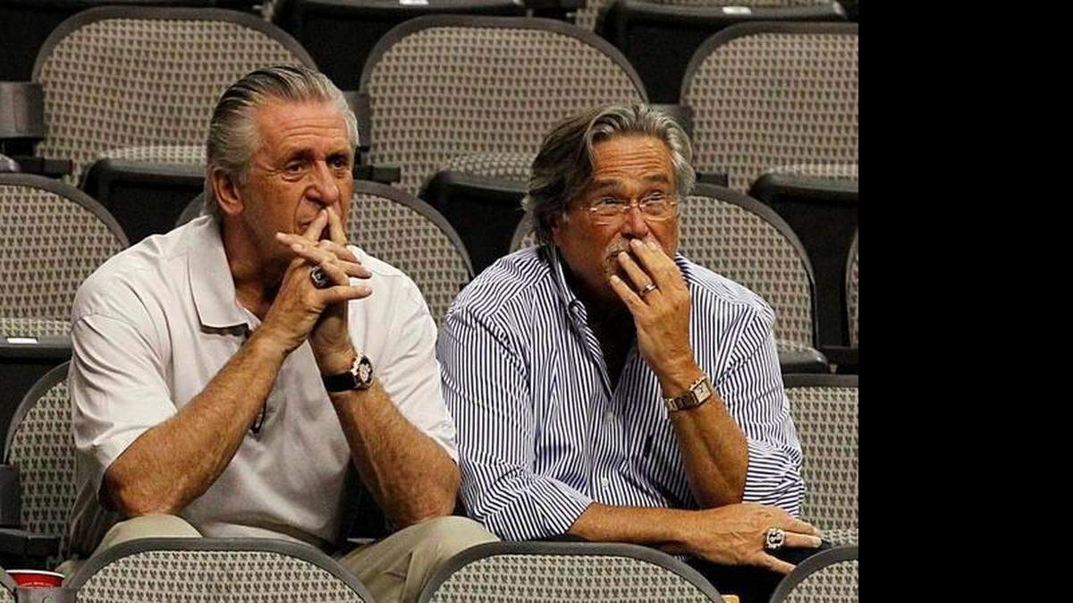 El gerente general de Miami Heat, Pat Riley, izquierda, y el propietario del equipo, Micky Arison, observan la práctica del equipo el miércoles, 08 de junio de 2011 en el American Airlines Center en Dallas, Texas.
