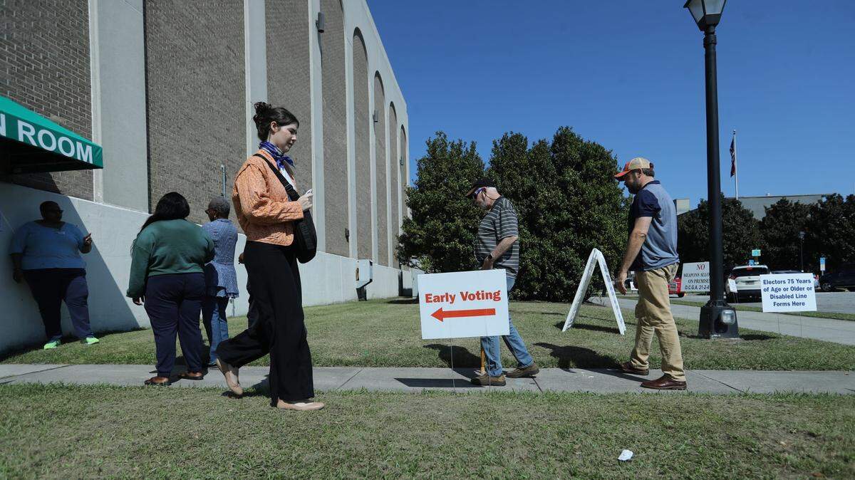 Votantes hacen fila para entrar al centro electoral del Centro Cívico de Savannah, Georgia, el martes 15 de octubre de 2024 durante el primer día de votación adelantada en el estado.