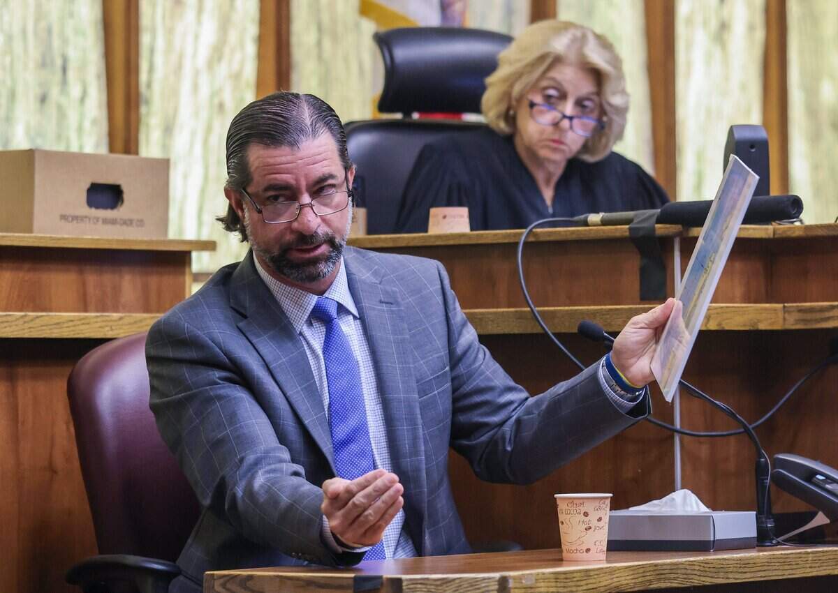 Andrés Fernández, padre de Lucy, testifica como testigo de la fiscalía durante el juicio de George Pino el martes 9 de junio de 2026. Ver a su hija gravemente herida en el hospital fue “la peor pesadilla de cualquier padre”.