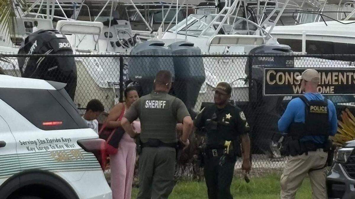 Agentes de policía locales, estatales y federales se reunieron con un pequeño grupo de migrantes recién llegados en los Cayos de Florida el jueves por la tarde.