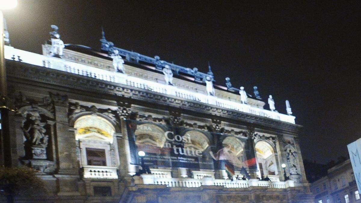 Los manifestantes marchan con las banderas de Hungría y de la UE en frente del edificio de la Ópera de Hungría en Budapest durante una manifestación en contra del presidente de la Agencia Tributaria Húngara, Ildiko Vida, y el primer ministro, Viktor Orban, el 9 de noviembre de 2014. 