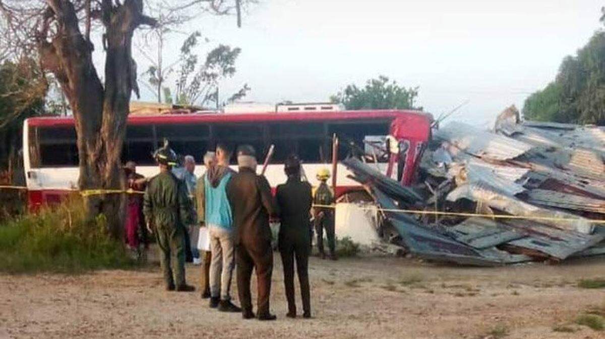Un chófer murió el martes 9 de abril de 2024 y otras cuatro personas resultaron heridas de distinta consideración después que un autobús se estrelló contra una vivienda cerca de la localidad de La Coloma, en el  occidente de Cuba.