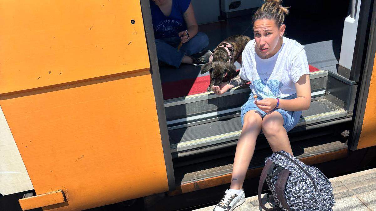 Julia y su perro Lassie esperan a que se reanude el servicio de tren en Premia de Mar, Barcelona, España, el lunes 28 de abril de 2025. Un apagón masivo ha afectado a toda España y partes de Portugal. 