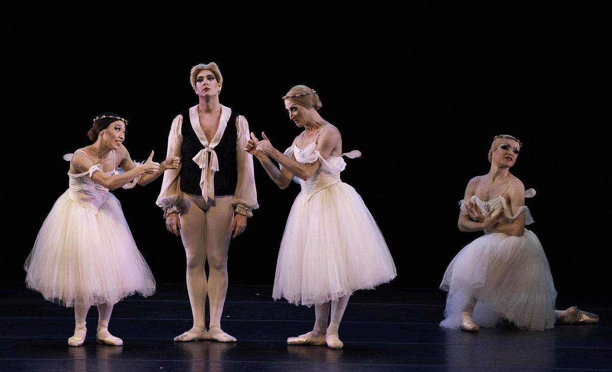 Los bailarines de Les Ballets Trockadero en “Les Sylphides”.