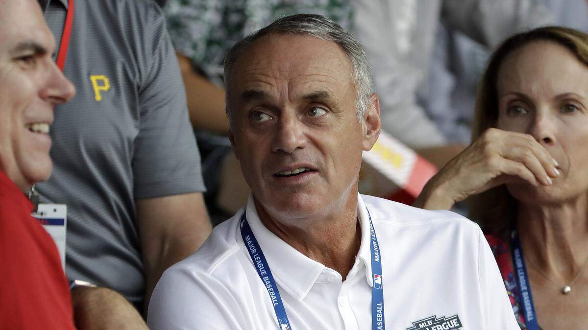 El comisionado de Grandes Ligas Rob Manfred asiste a un juego de las Pequeñas Ligas, el 18 de agosto de 2019 en Williamsport, Pennsylvania.
