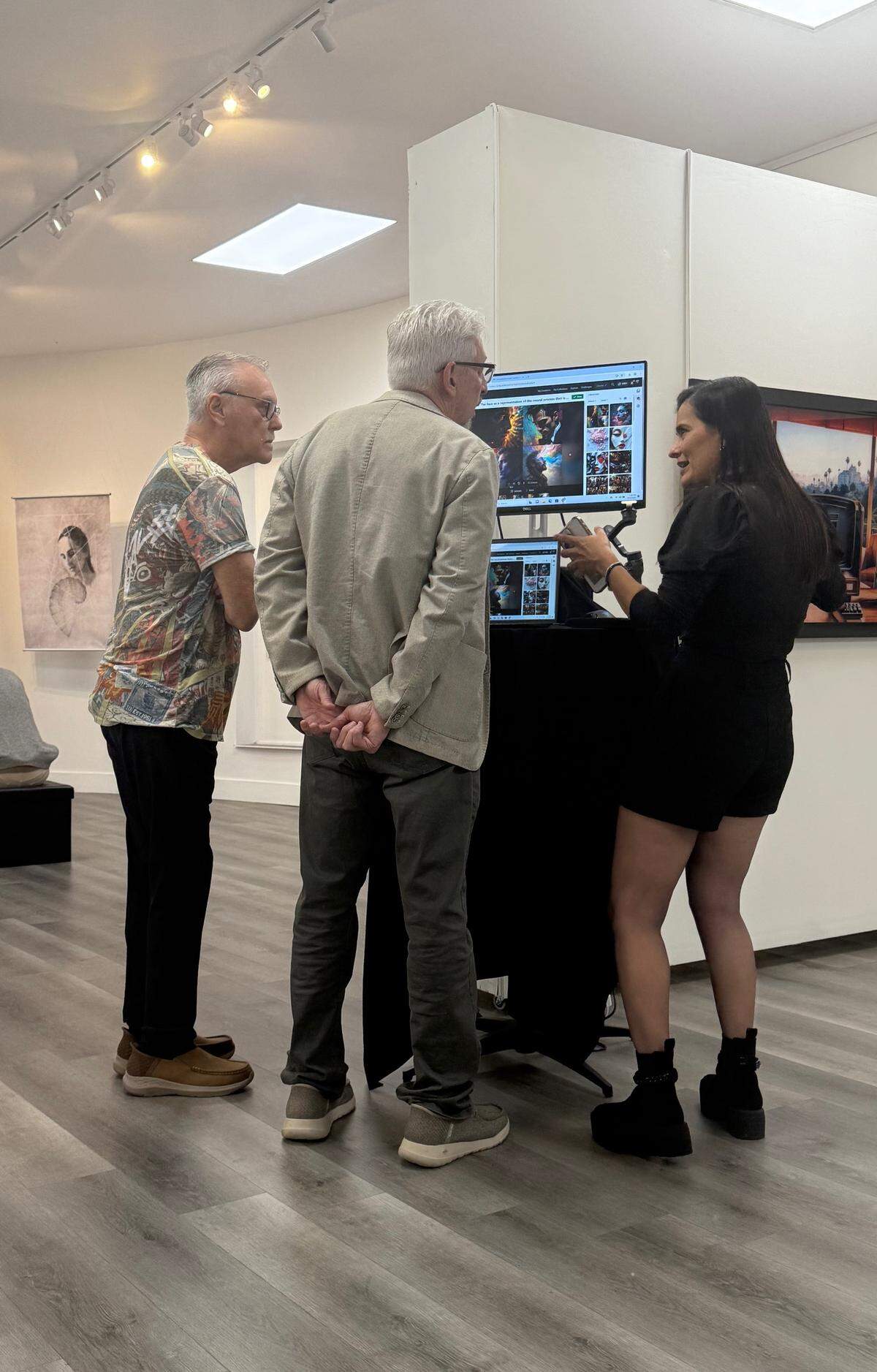 Dispositivo interactivo donde se muestra a los visitantes cómo crear sus propias imágenes de IA en la cuenta ‘Night Café’ del artista, para ser enviada a los visitantes por correo electrónico.