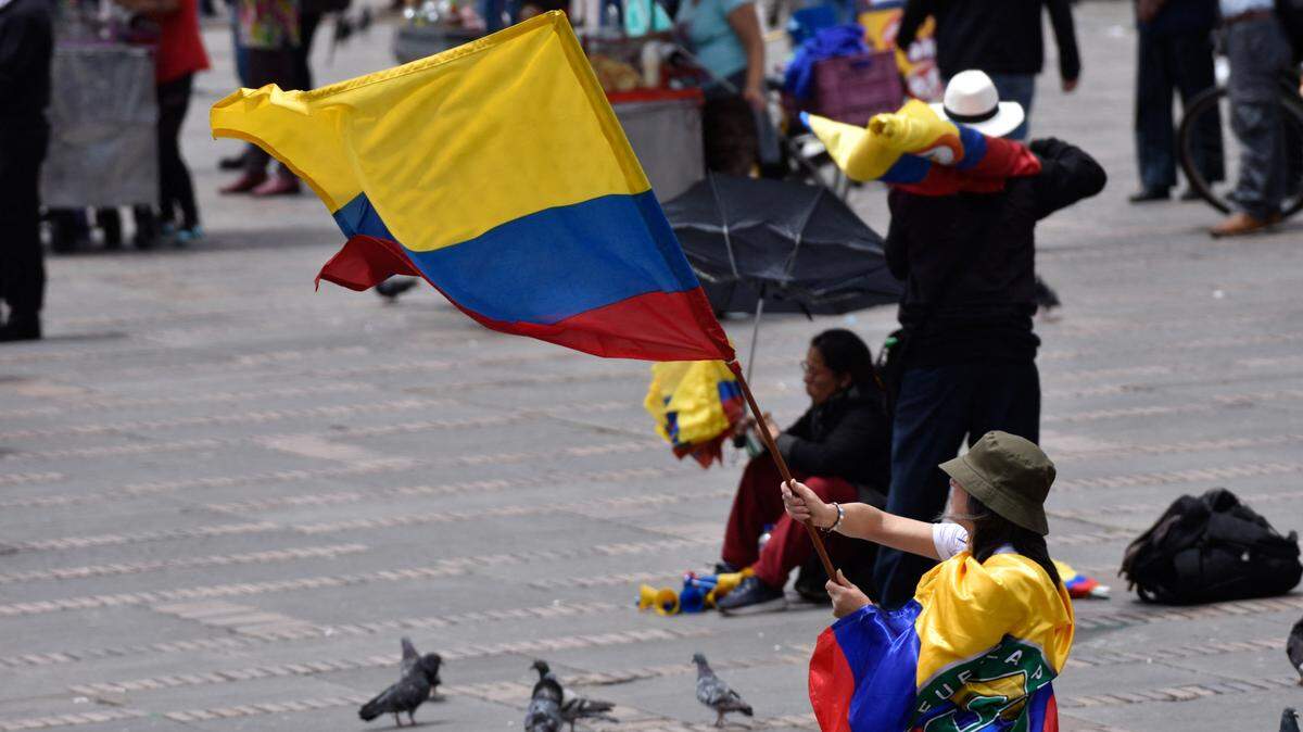 Una persona agita una bandera de Colombia durante una protesta contra el gobierno del presidente Gustavo Petro, en Bogotá, el 16 de agosto de 2023.