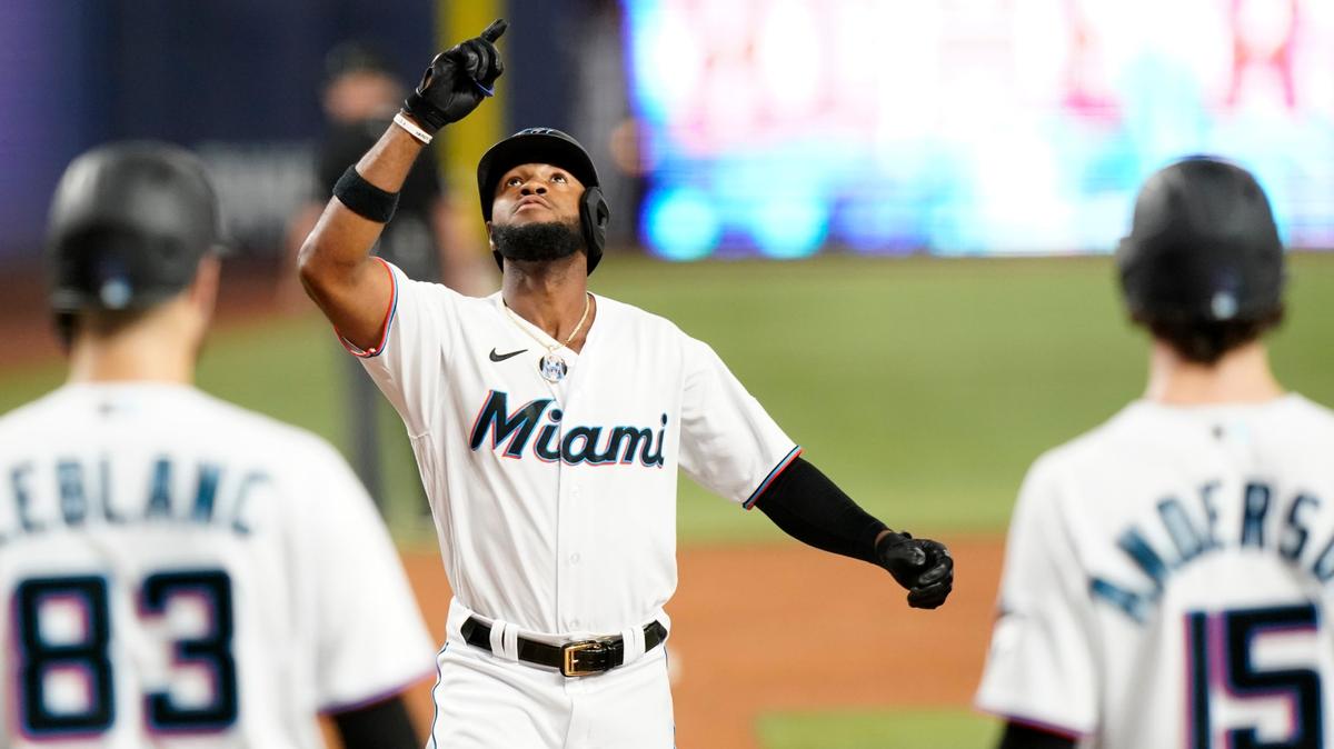 El jardinero de los Marlins Bryan De La Cruz llega al plato tras pegar un jonrón con bases llenas en el tercer inning del partido ante los Cachorros de Chicago, celebrado el 19 de septiembre de 2022 en Miami.