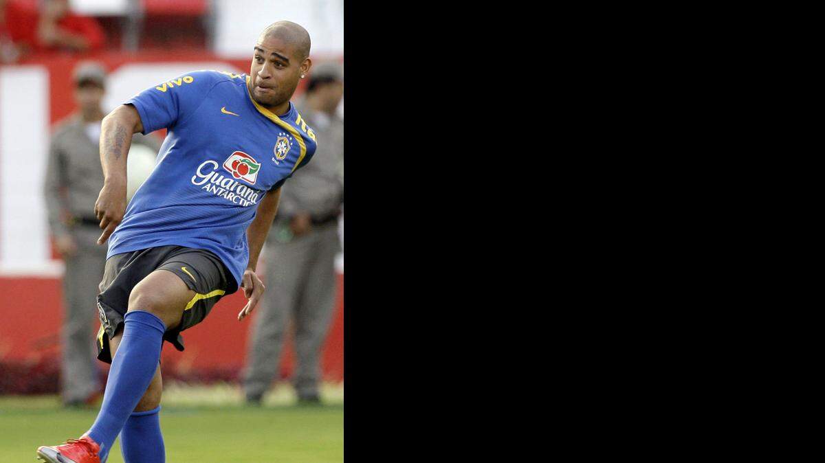 ADRIANO NO 
regresó a Milán 
tras estar el 1 de 
abril en la banca 
de suplentes de 
la selección 
brasileña que 
ganó 3-0 a Perú 
por las 
eliminatorias 
sudamericanas al 
Mundial-2010.