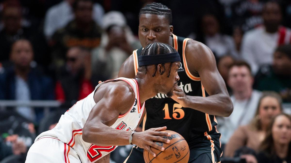 El jugador del Heat Jimmy Butler (izq.) lleva la pelota ante la marca de Clint Capela, de los Hawks, en el partido celebrado el 16 de enero de 2023 en Atlanta.