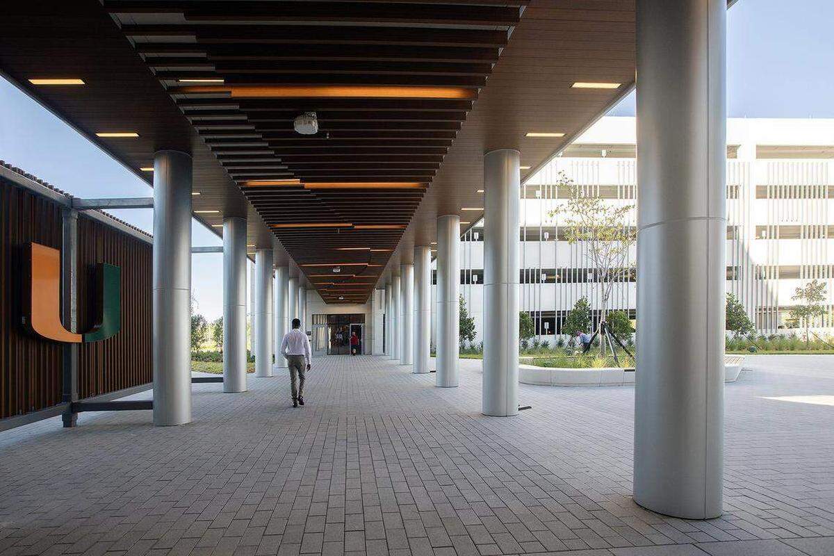 Vista exterior del Centro Médico UHealth SoLé Mia en North Miami.