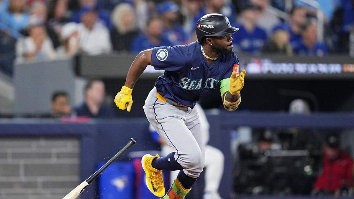TORONTO, ONTARIO - OCTOBER 20: Randy Arozarena #56 of the Seattle Mariners hits a single during the second inning against the Toronto Blue Jays in game seven of the American League Championship Series at the Rogers Centre on October 20, 2025 in Toronto, Ontario.  (Photo by Mark Blinch/Getty Images)