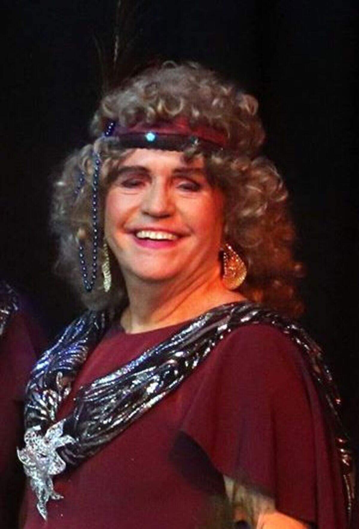 Daniel Fernández interpreta a Hortensia, la directora de la orquesta.