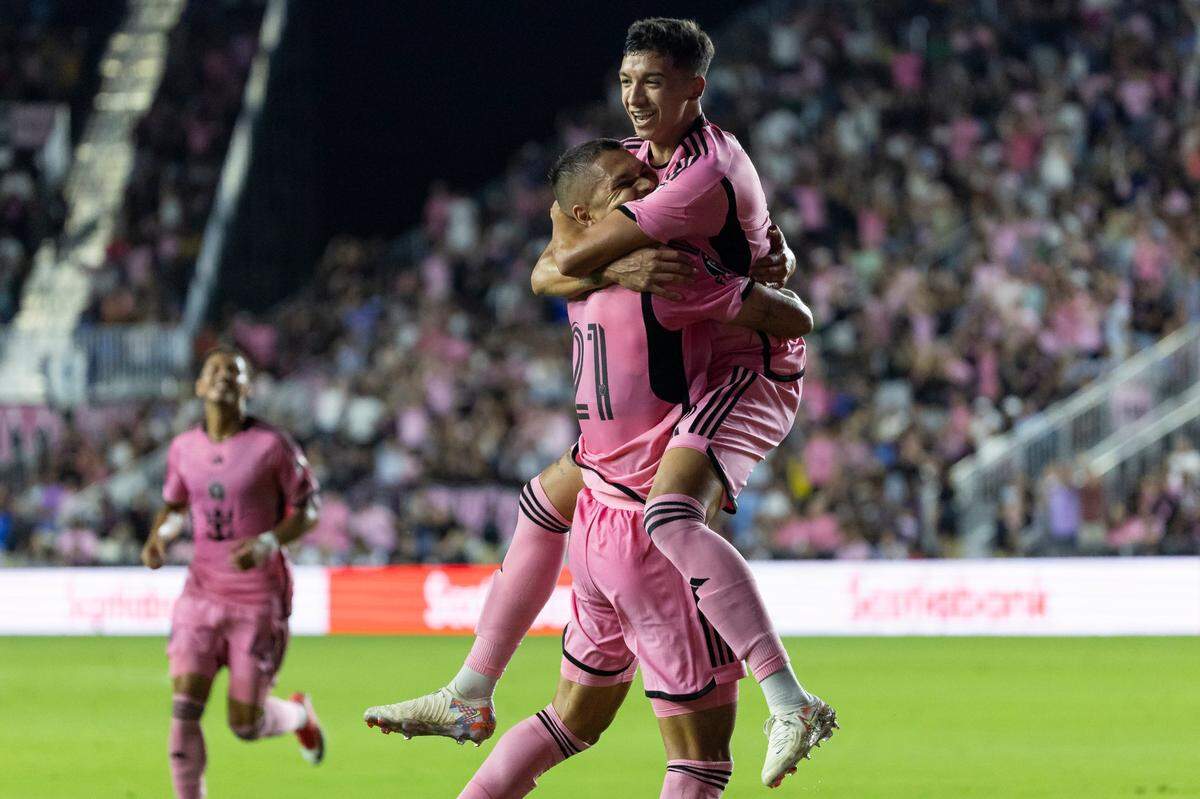 El jugador del Inter Miami Tomás Aviles (der.) celebra con su compañero de equipo Nicolás Freire tras marcal un gol contra Monterrey, en el partido de ida de los cuartos de final de la Liga de Campeones de la Concacaf, celebrado el 3 de abril de 2024 en Fort Lauderdale, Florida.