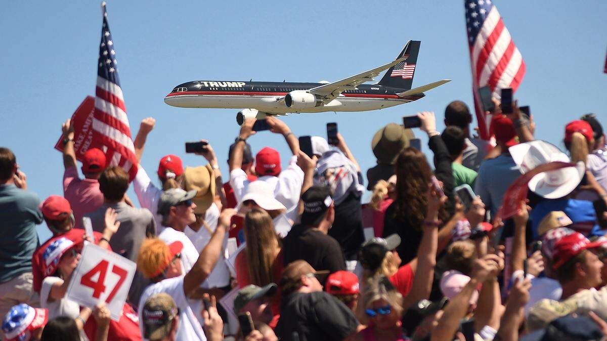 Foto de archivo del avión de Donald Trump antes de aterrizar para mitin político en Wilmington, Carolina del Norte, el 21 de septiembre de 2024.