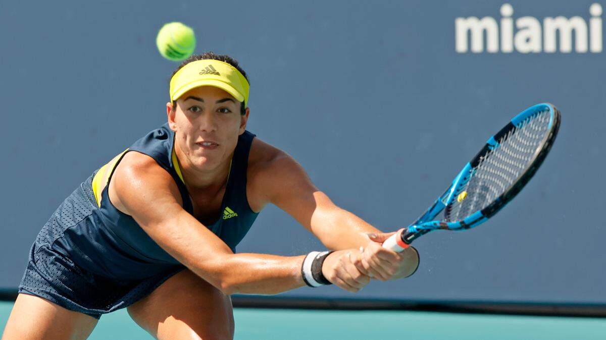La española Garbine Muguruza retorna una pelota en el partido ante la rusa Anna Kalinskaya en el Miami Open, celebrado el 28 de marzo de 2021 en Miami Gardens, Florida.