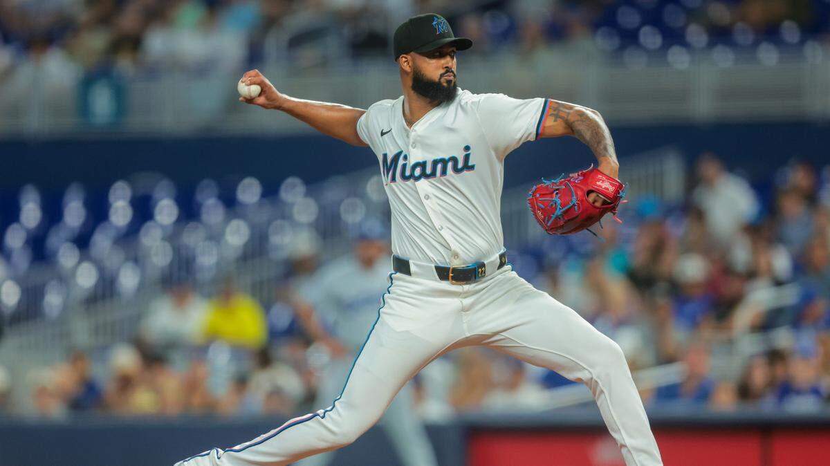 El abridor de los Marlins Sandy Alcántara lanza en el primer inning del partido ante los Dodgers de Los Angeles, celebrado el 5 de mayo de 2025 en Miami.