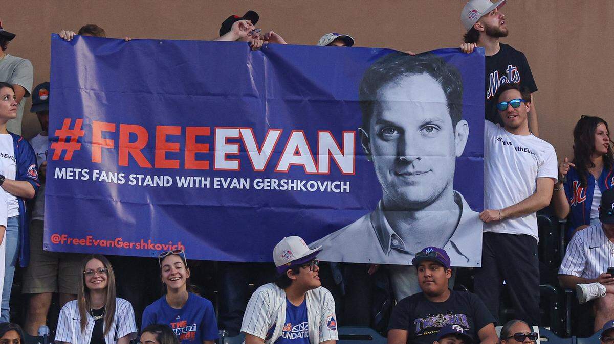 Foto de archivo del 13 de junio de 2023 que muestra una pancarta en un partido de béisbol en Nueva York exigiendo la liberación del periodista estadounidense del Wall Street Evan Gershkovich, que fue detenido en Rusia.