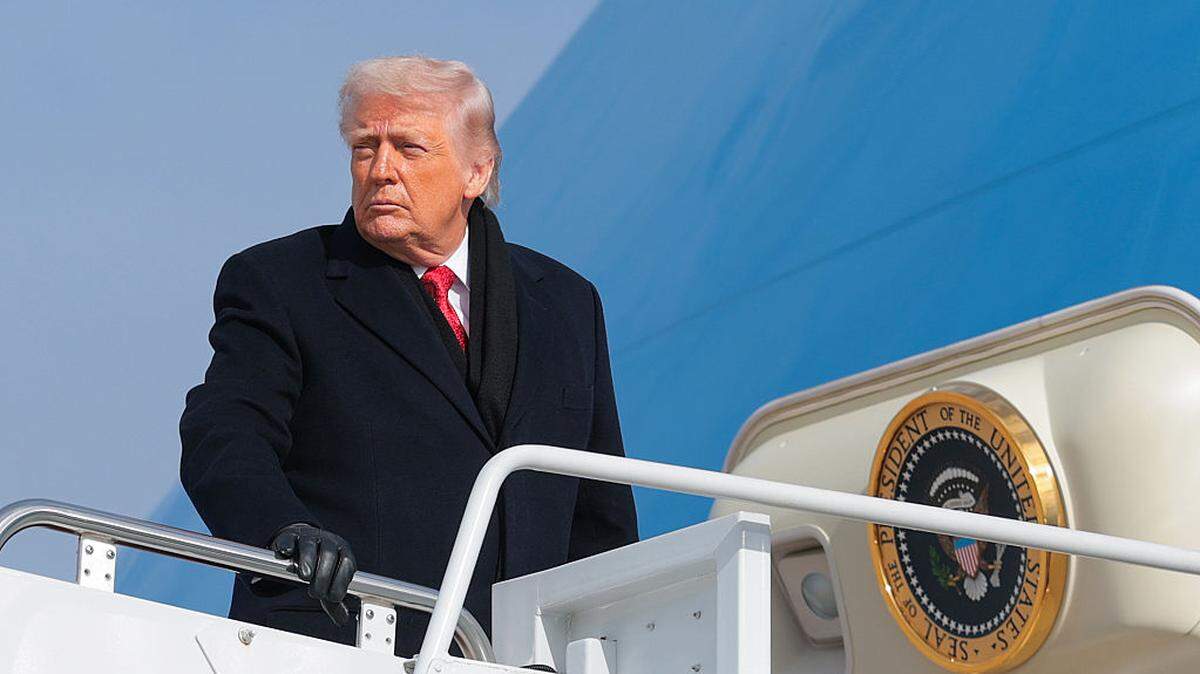 El presidente de Estados Unidos, Donald Trump, viaja a Suiza para participar en el Foro Económico Mundial de Davos donde presentará oficialmente la Junta de la Paz, un nuevo organismo liderado por él mismo para resolver conflictos. 