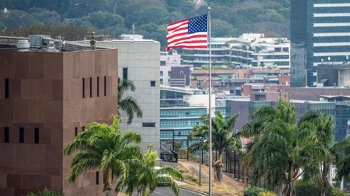 La bandera estadounidense ondea en la embajada de Estados Unidos en Caracas, Venezuela, el 14 de marzo de 2026, días días después del anuncio de la restauración de las relaciones diplomáticas entre las dos naciones.