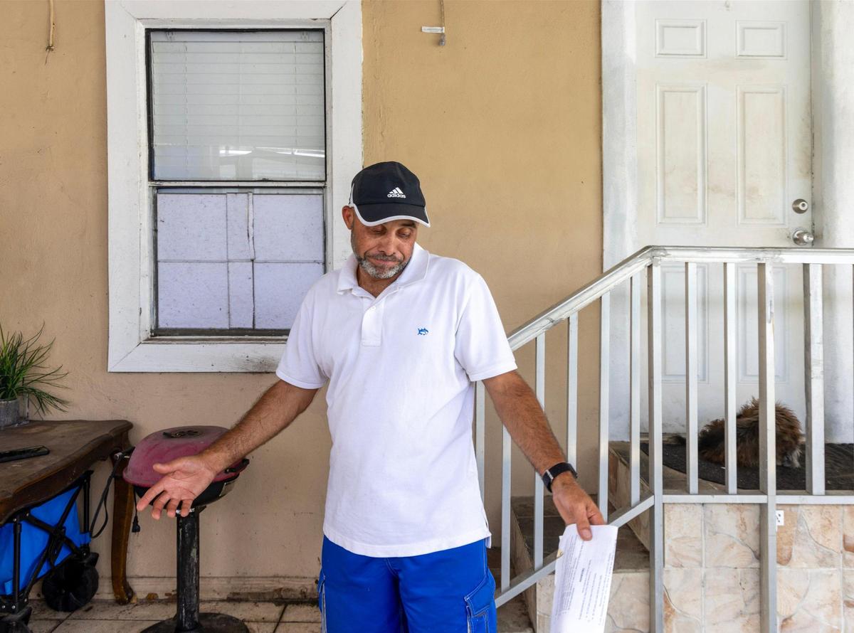 Hamilton Dos Santos se encuentra frente a su casa móvil que compró en efectivo solo unos meses antes de recibir una orden de desalojo, el jueves 14 de noviembre de 2024, en Sweetwater, Florida.