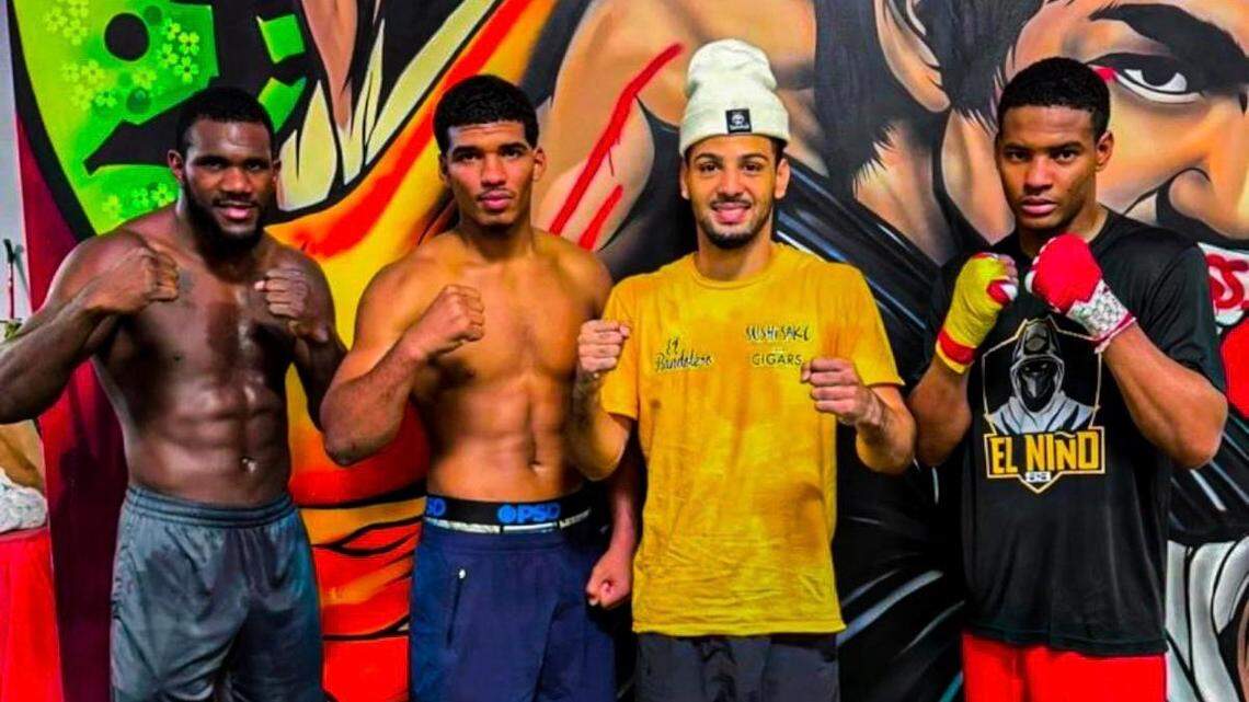 Yoenis Téllez (segundo de der. a izq.) junto a Yoenli Feliciano (izq.) y los prometedores Pedro Veitía (der.) y Ronny Álvarez en Providence, Rhode Island.
