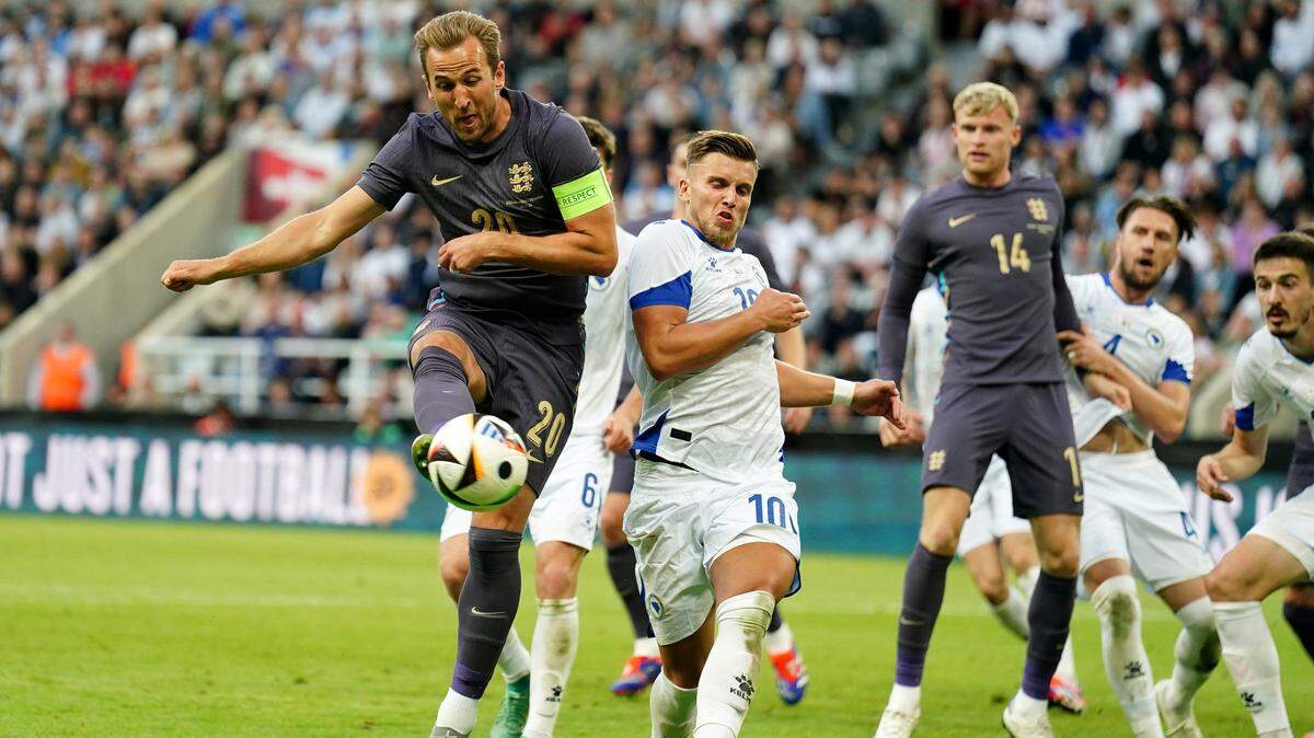 El delantero de Inglaterra Harry Kane (izq.) dispara a puerta en un partido amistoso ante Bosnia y Herzegovina, celebrado el 3 de junio de 2024 en Newcastle, Inglaterra.