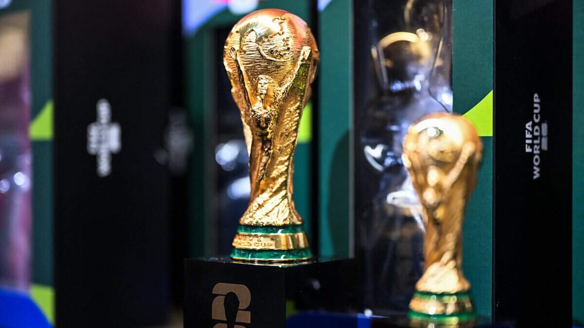Réplicas de la Copa Mundial de la FIFA se exhiben durante el día de apertura de la tienda oficial de merchandising del Mundial de la FIFA 2026 en Miami Beach, Florida, el 18 de mayo de 2026.
