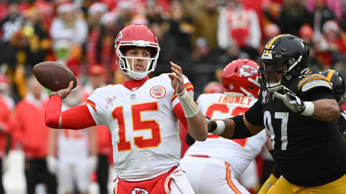 El quarterback de los Chiefs de Kansas City Patrick Mahomes completó 29 de sus 38 pases para 320 yardas y tres touchdowns en el triunfo 29-10 ante los Steelers, el 25 de diciembre de 2024 en Pittsburgh.
