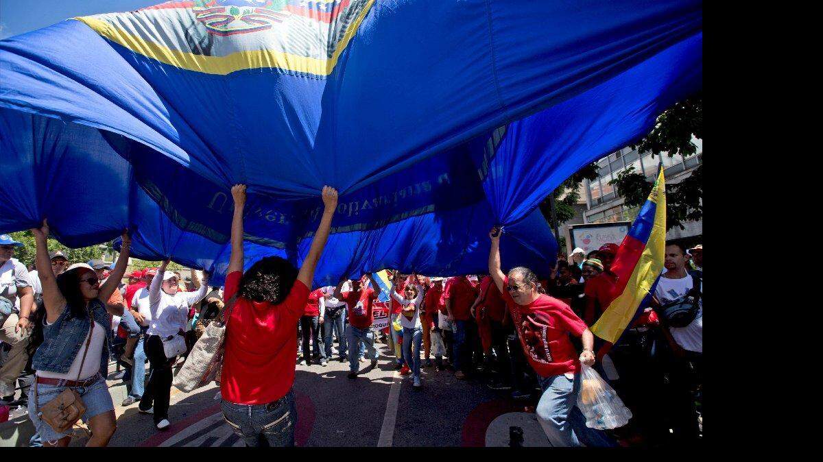 Los partidarios del presidente Nicolás Maduro durante una marcha para conmemorar el aniversario de una convulsión de violencia en Caracas conocido como el "Caracazo", en Caracas, Venezuela, sábado, 28 de febrero 2015. 