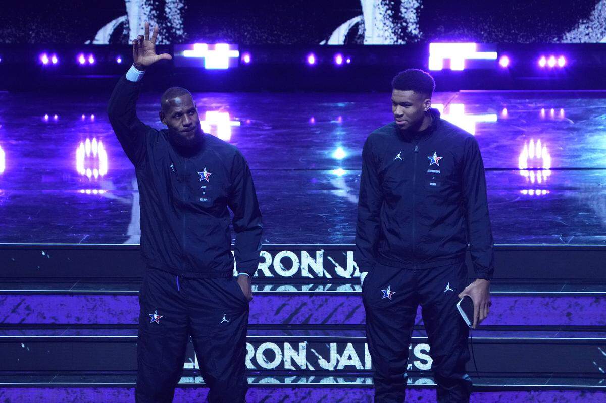 &nbsp;LeBron James (izq.) y Giannis Antetokounmpo lideran las votaciones de los aficionados para el Juego de las Estrellas de la NBA.