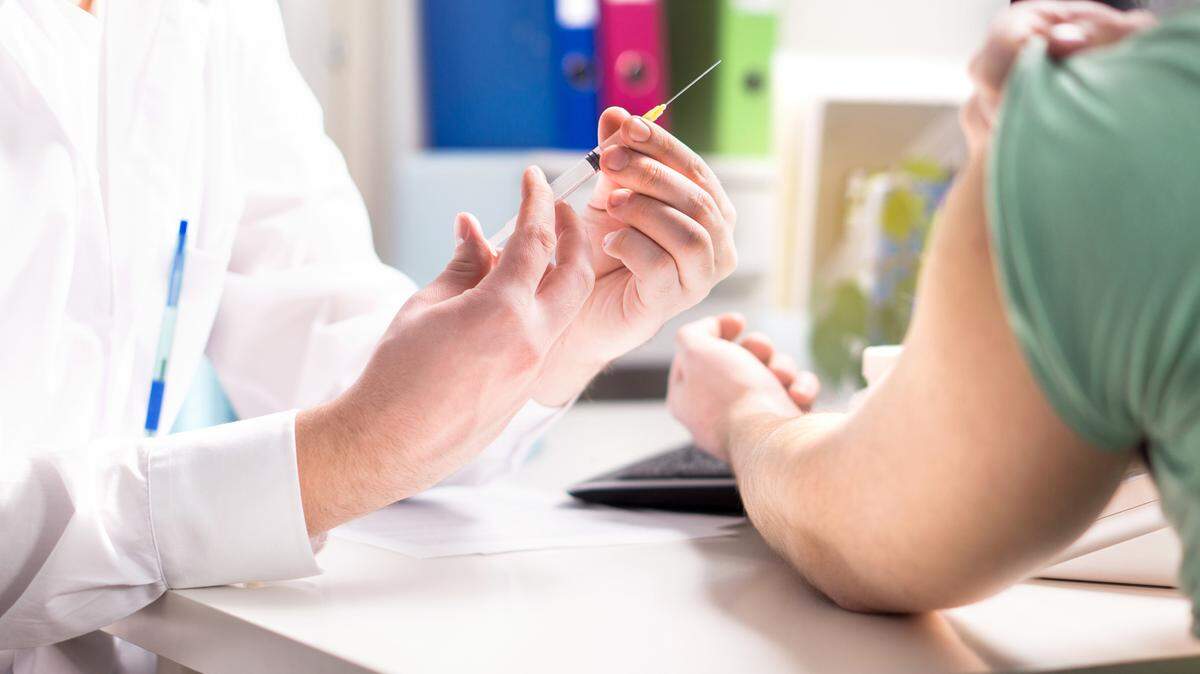Paciente se prepara para recibir una vacuna contra la gripe. (Dreamstime/TNS)
