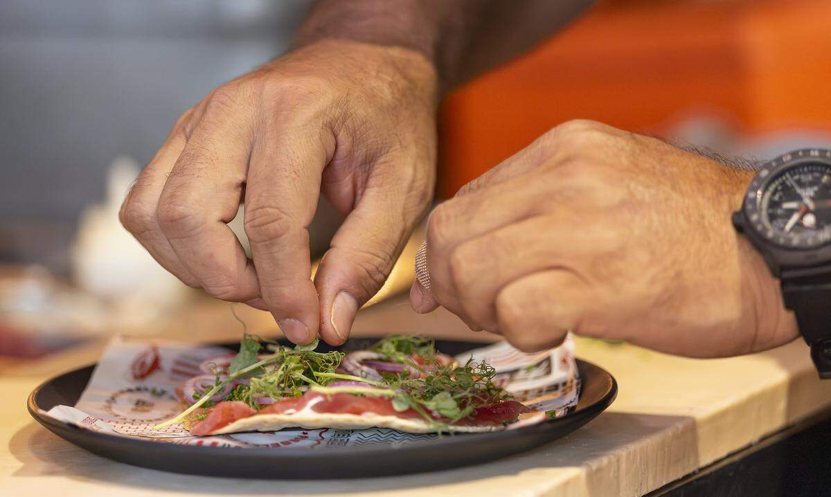 El chef José Mendín prepara una pizza de atún con alioli de ajo y aceite de trufa en Pubbelly Sushi en Miami Beach.