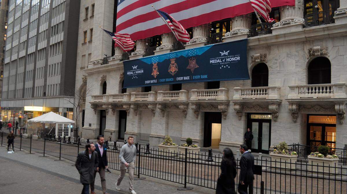 Imagen de gente caminando frente a la Bolsa de Valores de Nueva York, el viernes 7 de marzo de 2025. La bolsa de Nueva York cayó duramente este lunes, con el Nasdaq con una brutal baja de 4%, en medio de temores de los inversores por las consecuencias de la política comercial estadounidense durante el mandato de Donald Trump.