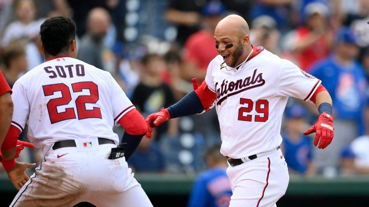 El cubano Yadiel Hernández (der.) disparó un jonrón solitario en la novena entrada —su segundo cuadrangular en el partido— y los Nacionales de Washington se imponen 6-5 a los Cachorros de Chicago.