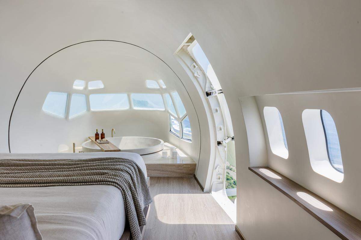 Suite con bañera jacuzzi en lo que antes fue la cabina del piloto.