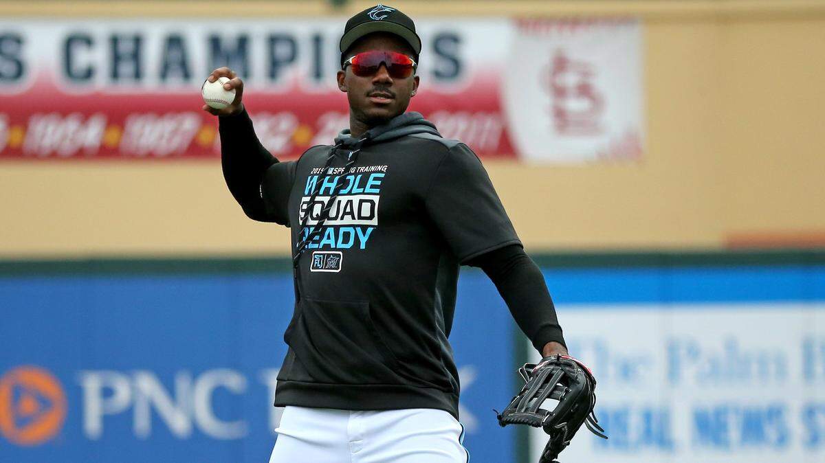 LEWIS BRINSON practica antes del inicio de un partido primaveral el 26 de febrero de 2019 en Jupiter, Florida.