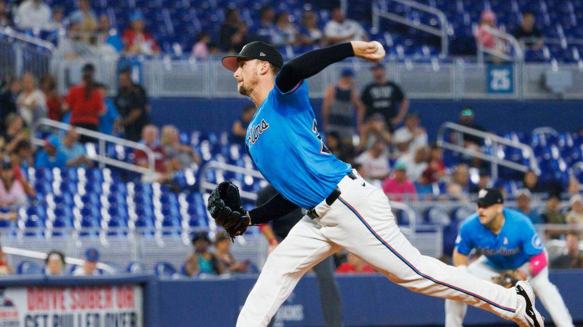 El abridor de los Marlins Braxton Garrett lanza en el primer inning del partido ante los Filis de Filadelfia, celebrado el 12 de mayo de 2024 en Miami.