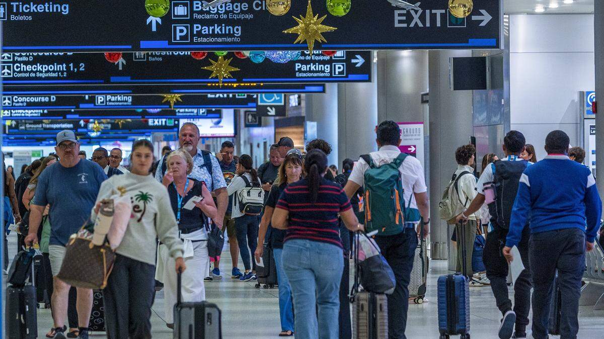 EEUU recordó a los viajeros revisar la fecha de vencimiento de su pasaporte antes de salir del país. En la imagen, pasajeros en el Aeropuerto Internacional de Miami.
