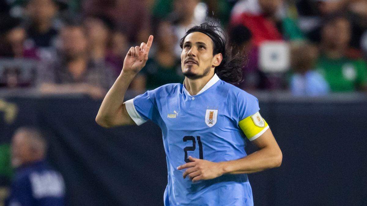 El delantero uruguayo Edinson Cavani (21) celebra después de marcar un gol durante la segunda mitad contra México en el State Farm Stadium. Crédito obligatorio: Mark J. Rebilas-USA TODAY Deportes