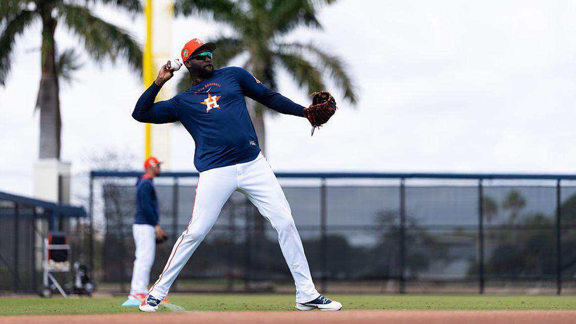 El pelotero cubano Yordan Álvarez practica durante el entrenamiento de primavera, el 19 de febrero de 2026 en West Palm Beach, Florida. 