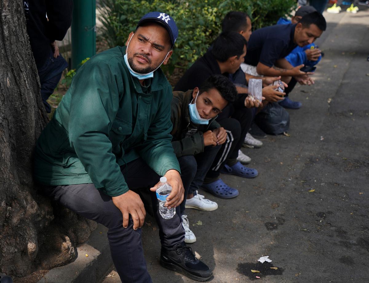 Venezolanos esperan ayuda afuera de la Comisión Mexicana de Ayuda a Refugiados en la Ciudad de México, el jueves 20 de octubre de 2022. Este grupo de migrantes interrumpió su viaje luego de que EEUU anunció que expulsaría a quienes crucen su frontera de manera irregular.