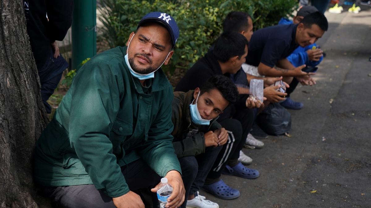 Venezolanos esperan ayuda afuera de la Comisión Mexicana de Ayuda a Refugiados en la Ciudad de México, el jueves 20 de octubre de 2022. Este grupo de migrantes interrumpió su viaje luego de que EEUU anunció que expulsaría a quienes crucen su frontera de manera irregular.