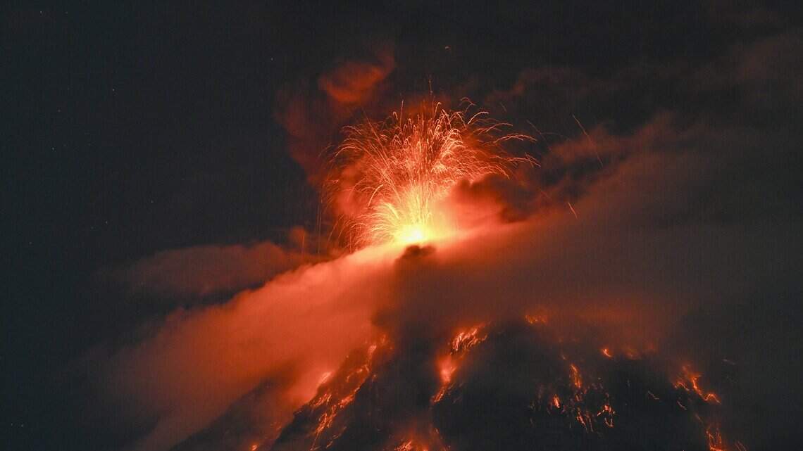 Guatemala declara alerta de 'peligro' por erupción del volcán de Fuego