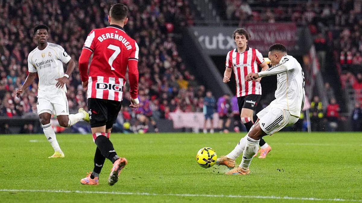 El astro del Real Madrid Kylian Mbappé anota el tercer gol de su equipo en el partido de la liga española contra el Athletic Club, celebrado el 3 de diciembre de 2025 en el Estadio de San Mamés en Bilbao, España. 