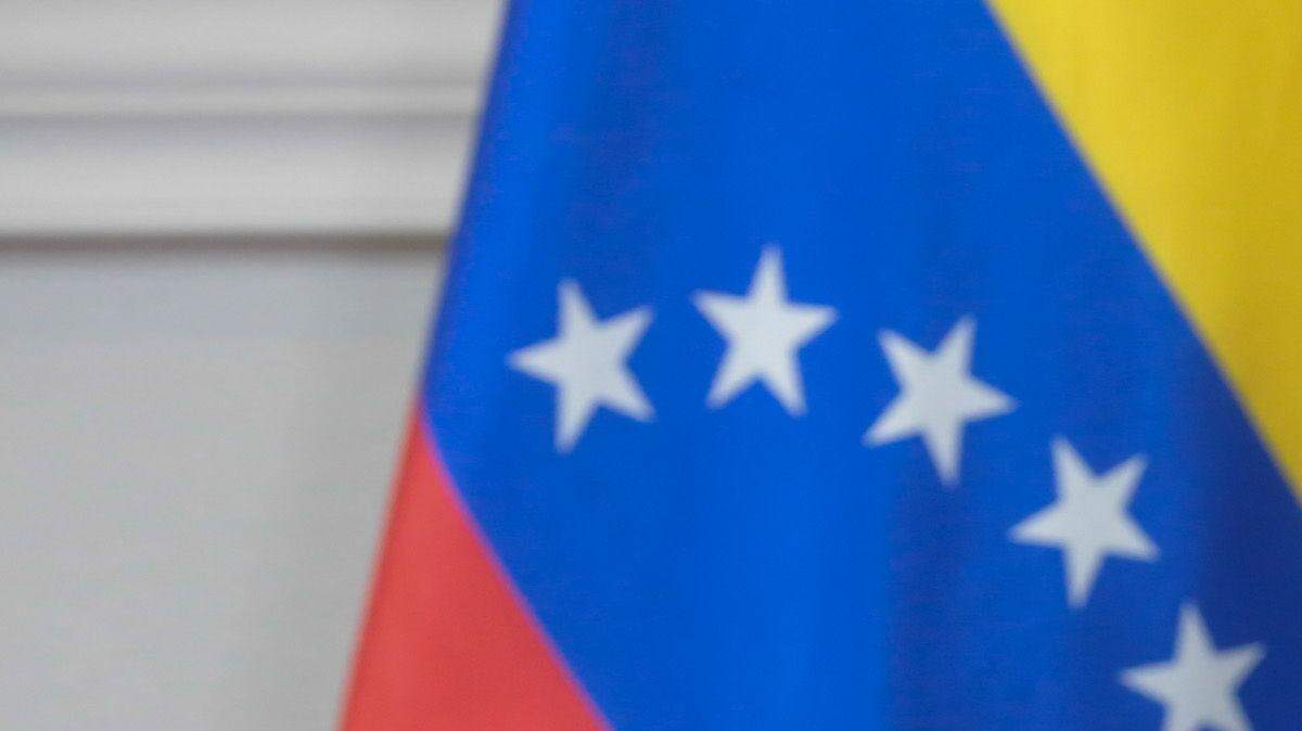 Fotografía cedida por prensa de Miraflores, del presidente de Venezuela Nicolás Maduro, quien habla durante un Consejo de Ministros el martes 16 de mayo de 2017, en Caracas, Venezuela. 