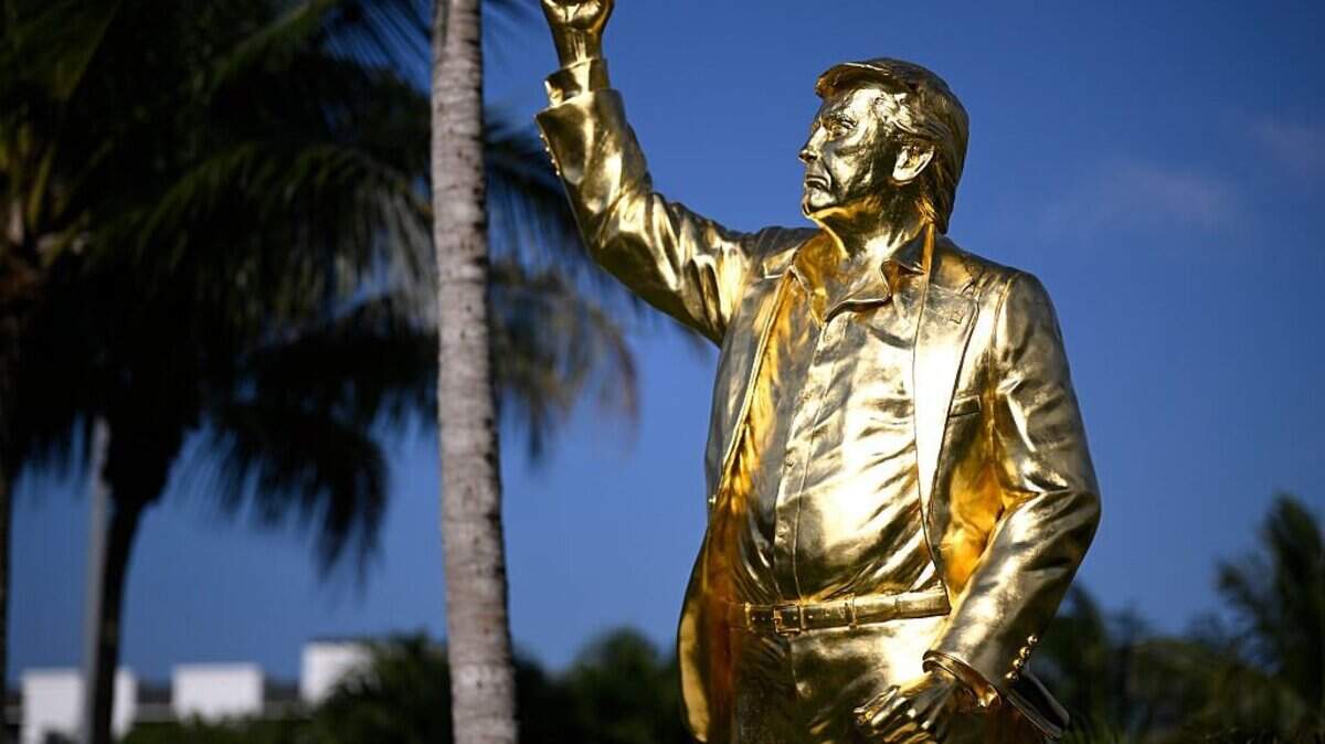 Una estatua del presidente Donald Trump se observa cerca del hoyo nueve durante la primera ronda del Campeonato Cadillac 2026 en Trump National Doral Miami, el 30 de abril de 2026, en Doral, Florida.