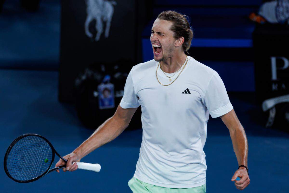 Alexander Zverev no parpadeó con su segunda ocasión para sentenciar el miércoles la victoria ante Carlos Alcaraz, el número dos del mundo, para citarse con Daniil Medvedev en las semifinales del Abierto de Australia.
