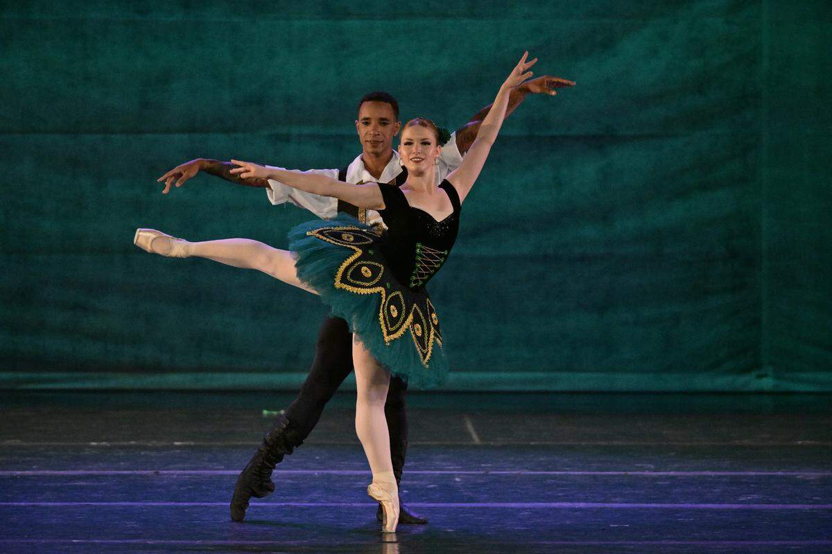 María Luisa Márquez acompañada por Ihosvany Rodríguez, de CCBM, en “La Esmeralda” Pas de Deux. 
