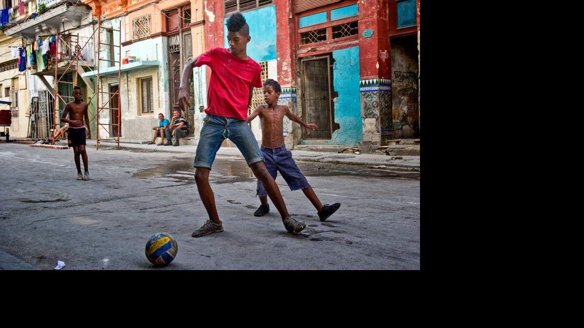 Cuba vive desde hace varios años una creciente pasión por el fútbol que incluso compite en popularidad con el deporte insignia en la isla que es el béisbol.YAMIL LAGE/AFP/Getty Images